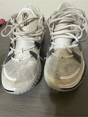 KD Basketball Shoes - White